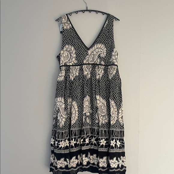 Chic Black and Cream Floral Midi Dress Size 12P - Picture 6 of 7